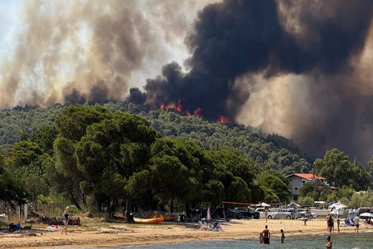 Incêndio obriga turistas a deixarem parte da ilha de Creta, na Grécia