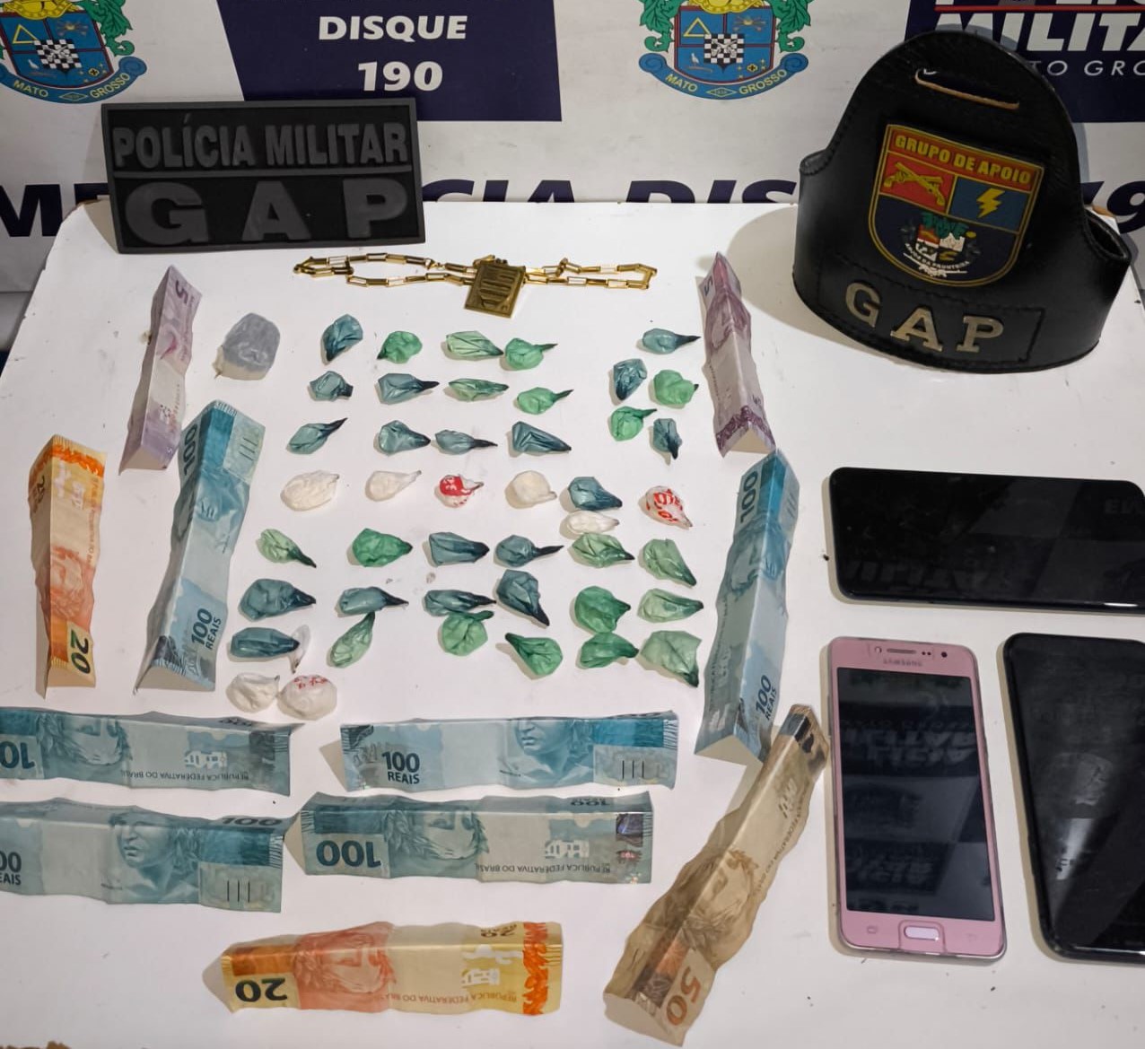 Polícia Militar prende três faccionados e apreende 45 porções de cocaína