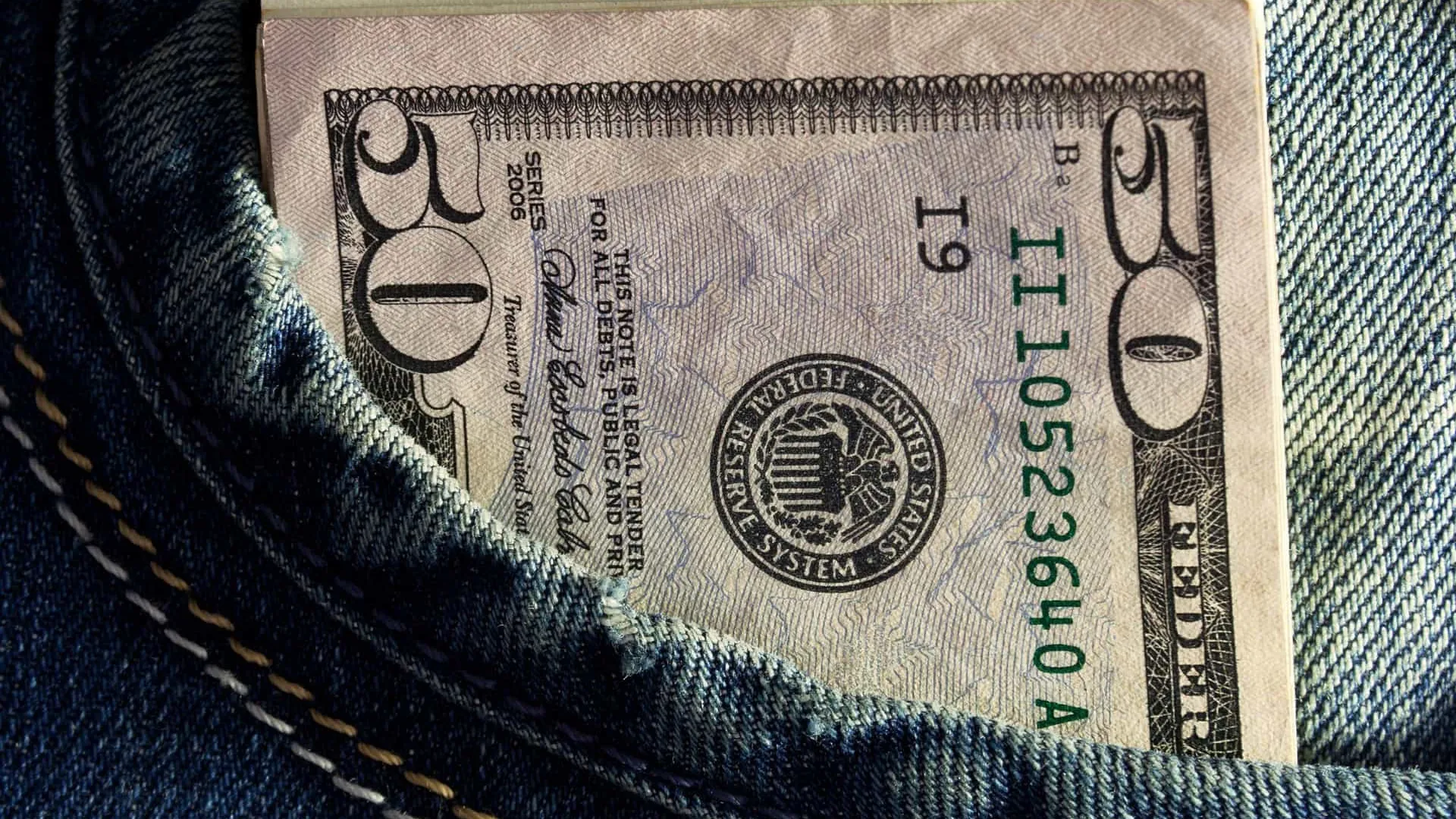 Dólar abre em alta nesta sexta-feira, um dia após registrar menor valor em mais de um ano