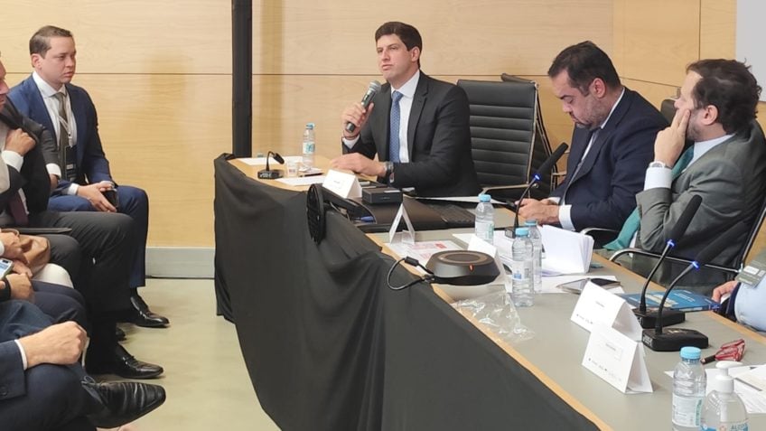 Regulação das redes é dever inadiável, diz João Campos