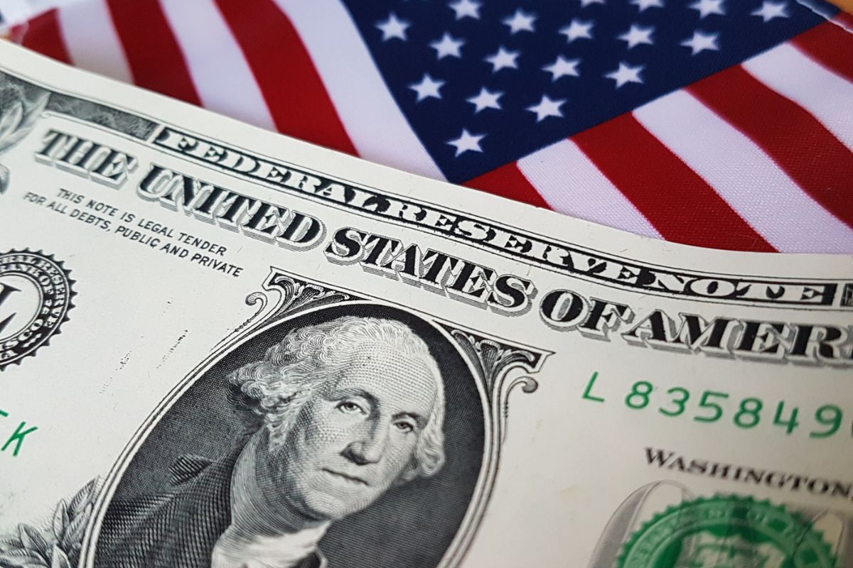 Ibovespa renova máxima histórica com projeto de Trump. Dólar oscila