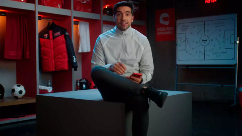 Abel Ferreira estrela campanha do iFood para atrair entregadores