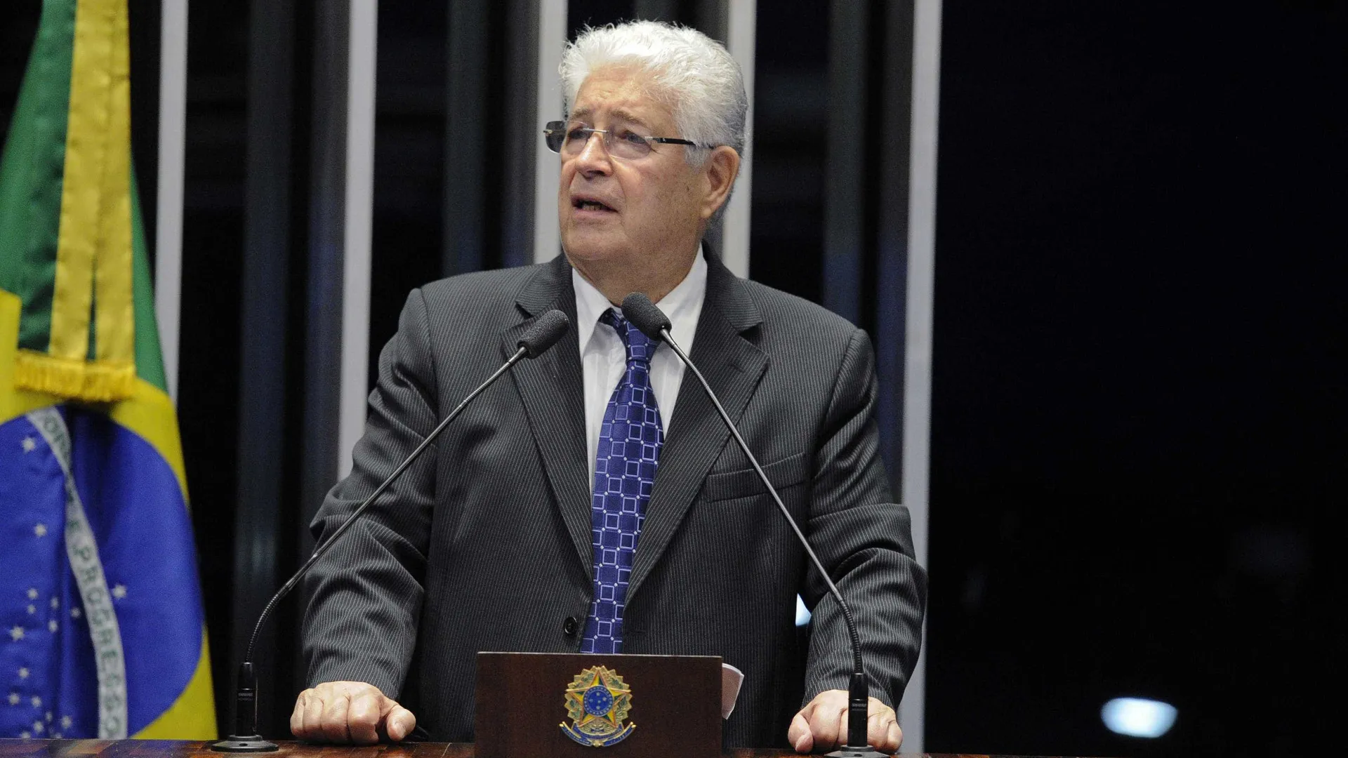 Crítico do PT, Roberto Requião irá filiar-se ao PDT neste mês