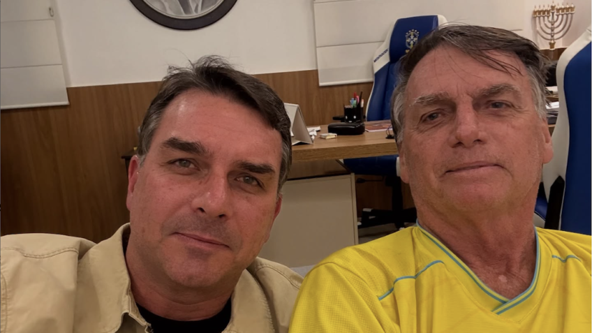 Flávio visita Bolsonaro e diz que está "fiscalizando" o pai