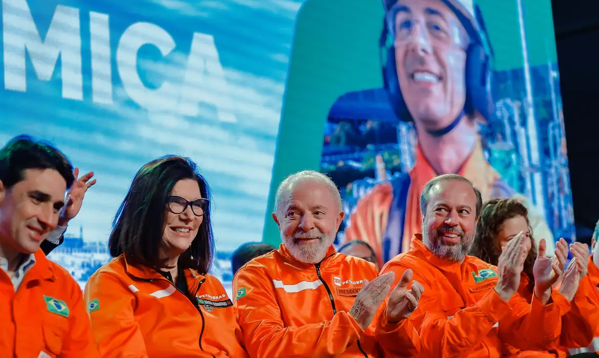 Lula cobra fiscalização de preços de combustíveis