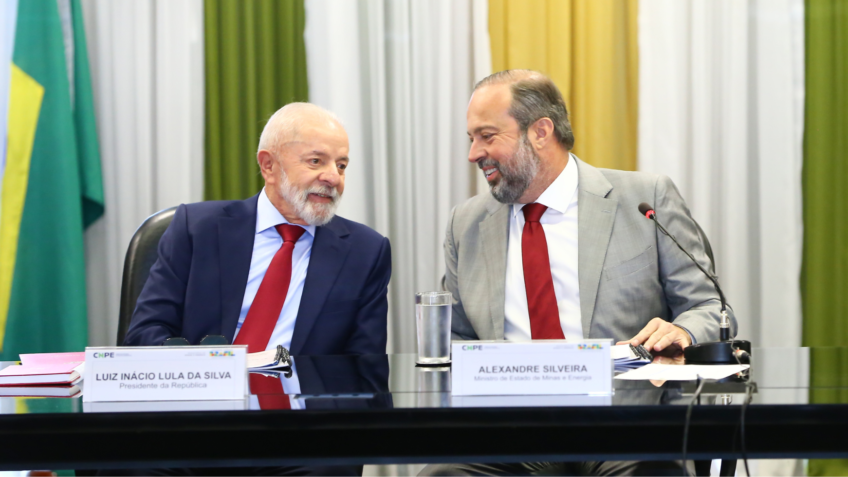 Silveira critica privatizações nos setores de refino e petroquímico