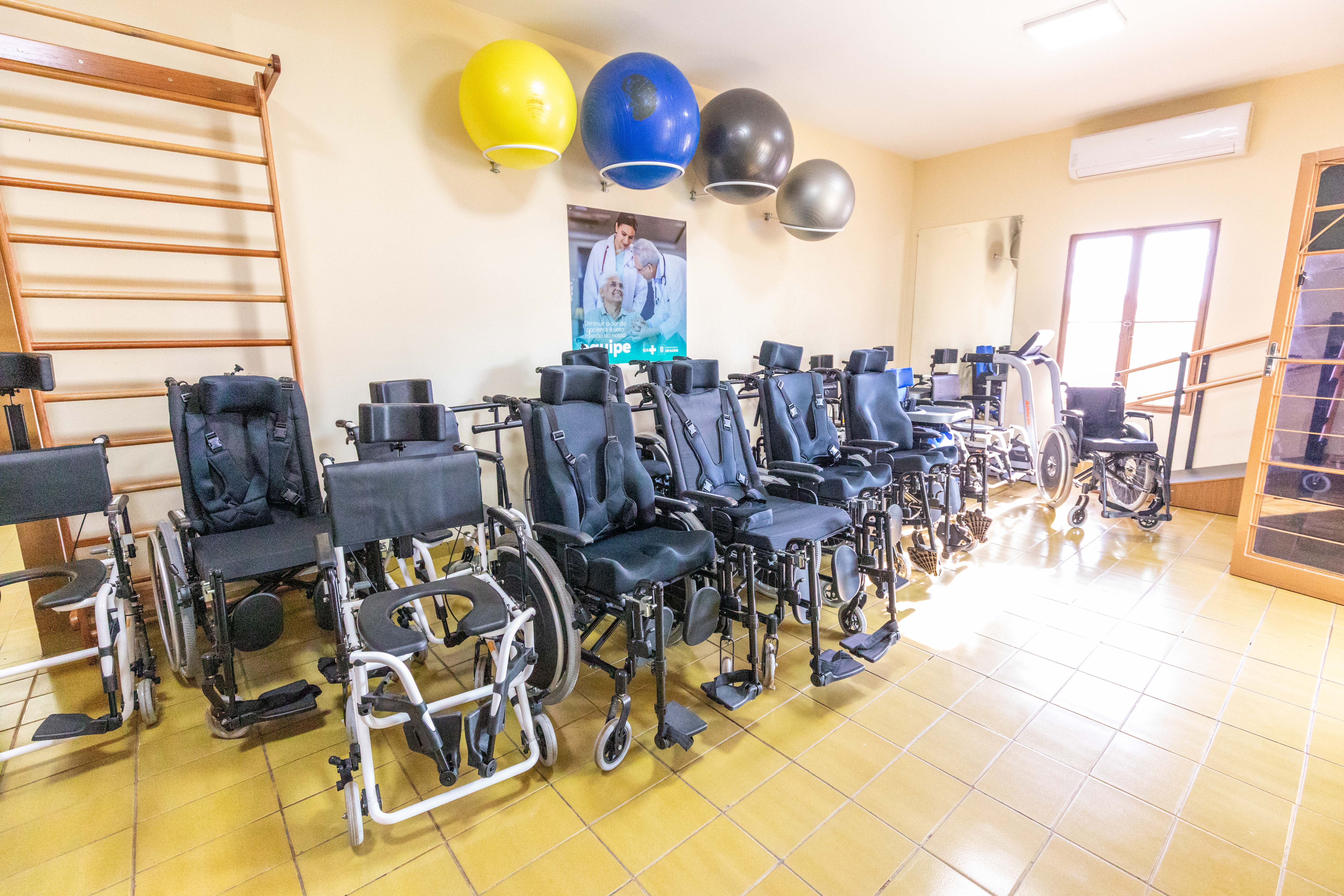 Prefeitura de Cuiabá entrega cadeiras de rodas para pacientes em reabilitação