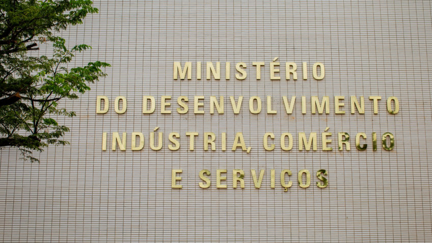 Governo reduz projeção e espera balança comercial de US$ 50 bi em 2025