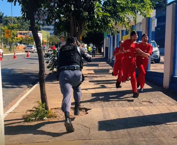 Força Tática simula ocorrência de ataque em escola militar de Cuiabá