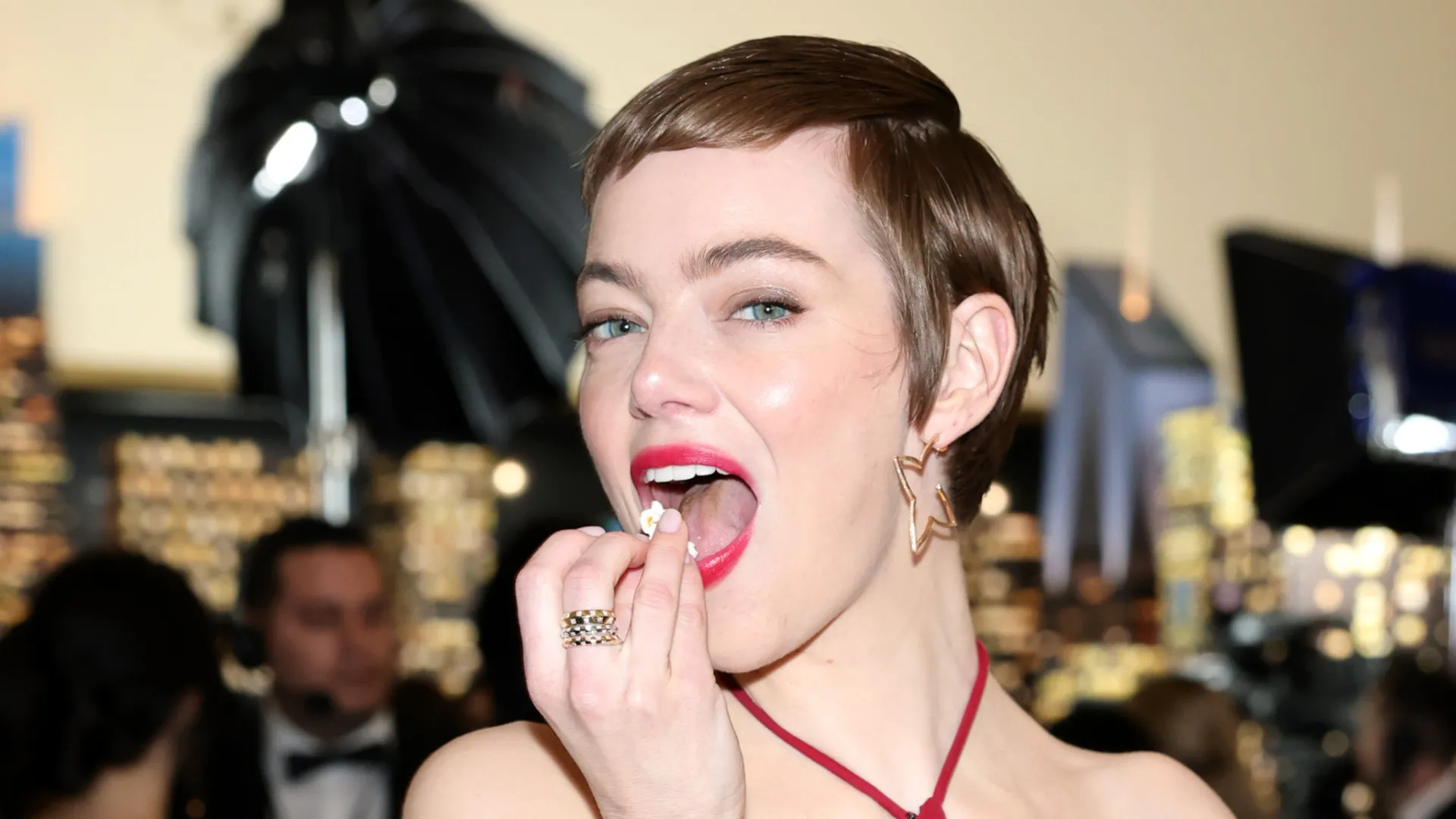 'Ele é lindo, talentoso... Eu transaria com ele', diz Emma Stone sobre Pedro Pascal