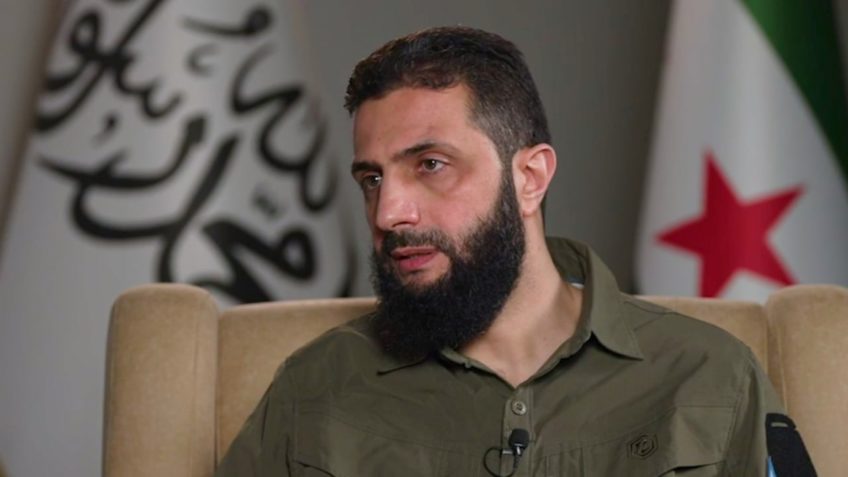 EUA revogam status de terrorista do HTS, que governa a Síria