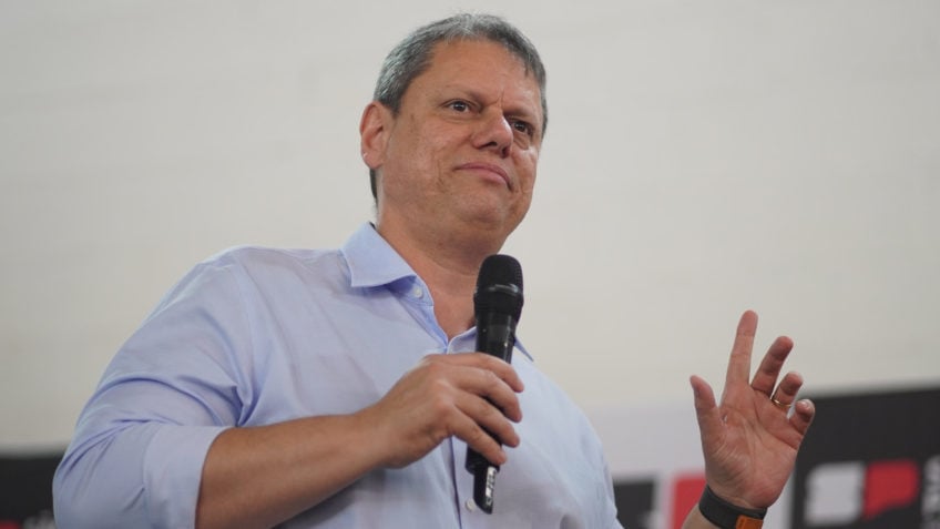 Tarcísio compartilha post de Trump e defende Bolsonaro
