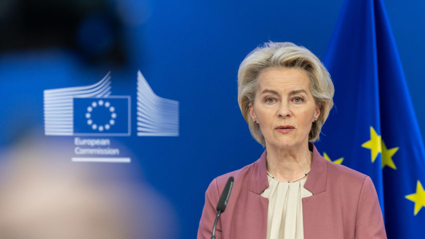 Von der Leyen nega irregularidades em contratos com a Pfizer