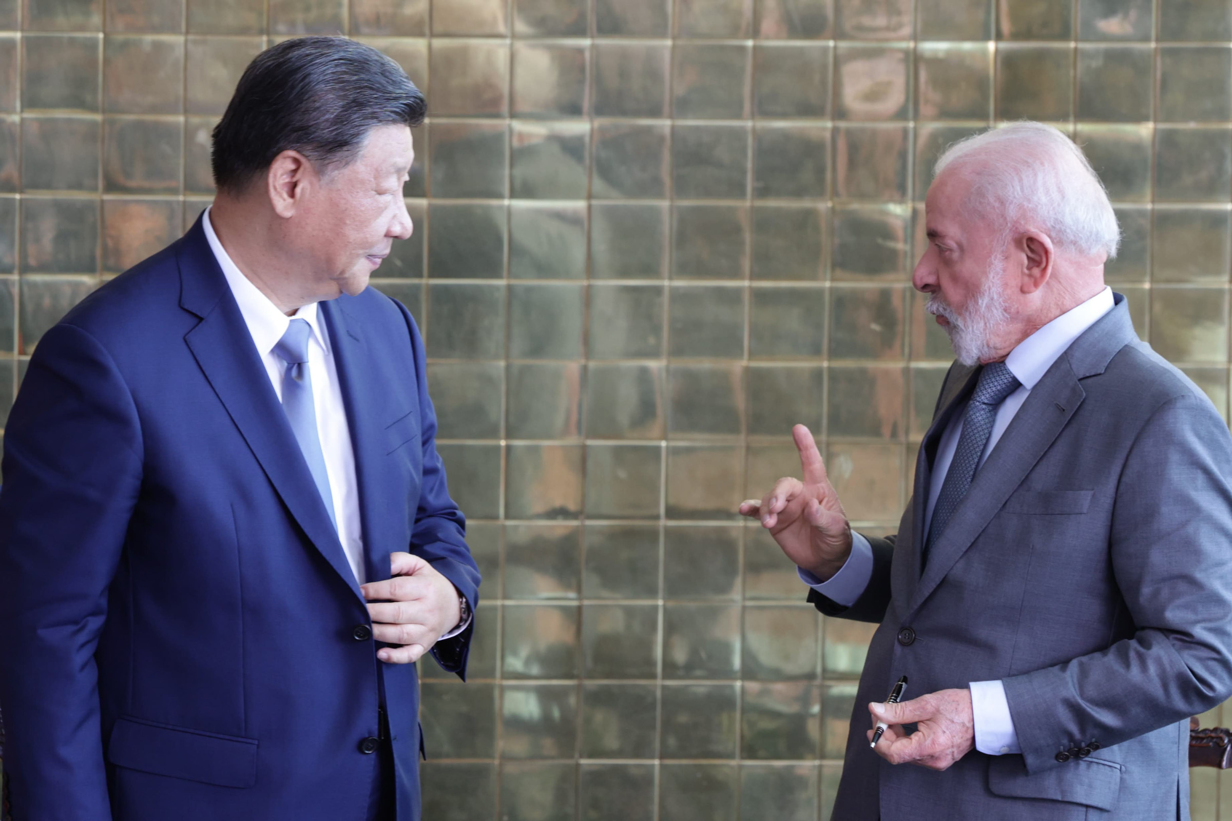 China defende Brasil após Trump taxar produtos do país em 50%