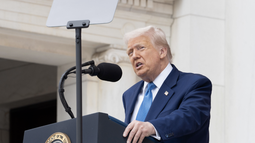 Juiz faz novo bloqueio a decreto de Trump sobre cidadania por nascimento