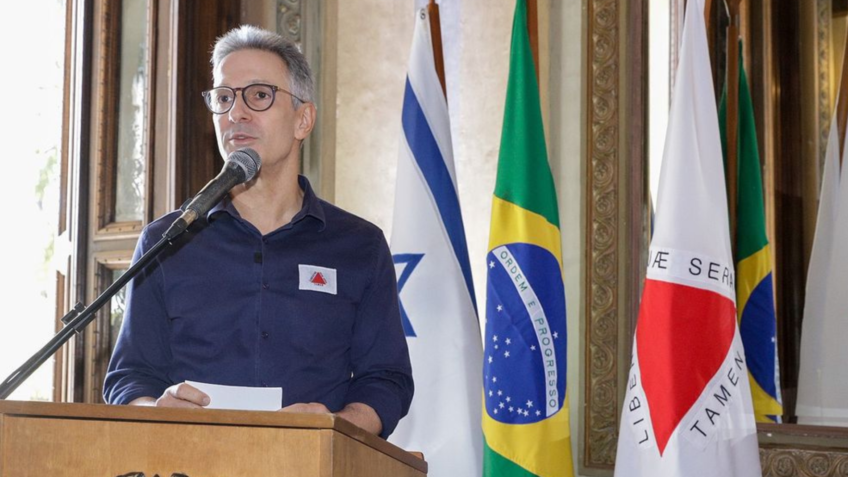 Zema apoia Bolsonaro, critica STF, mas pede fim do tarifaço de Trump