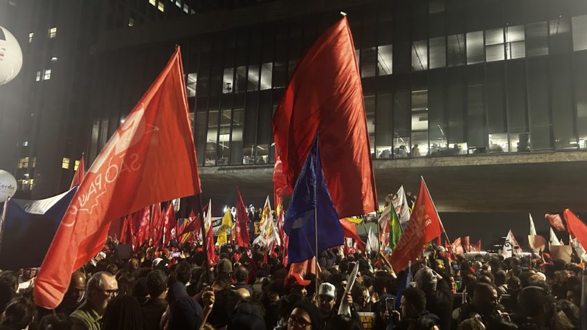 Ato contra o Congresso e Trump reúne 15.000 na Paulista, diz USP