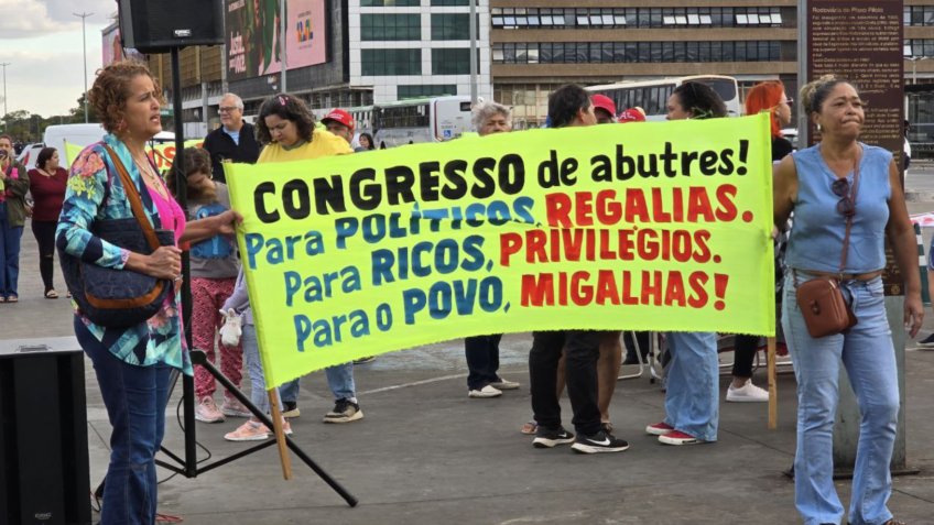 Ato da esquerda em Brasília tem deputados, camelôs e "fora, Ibaneis"