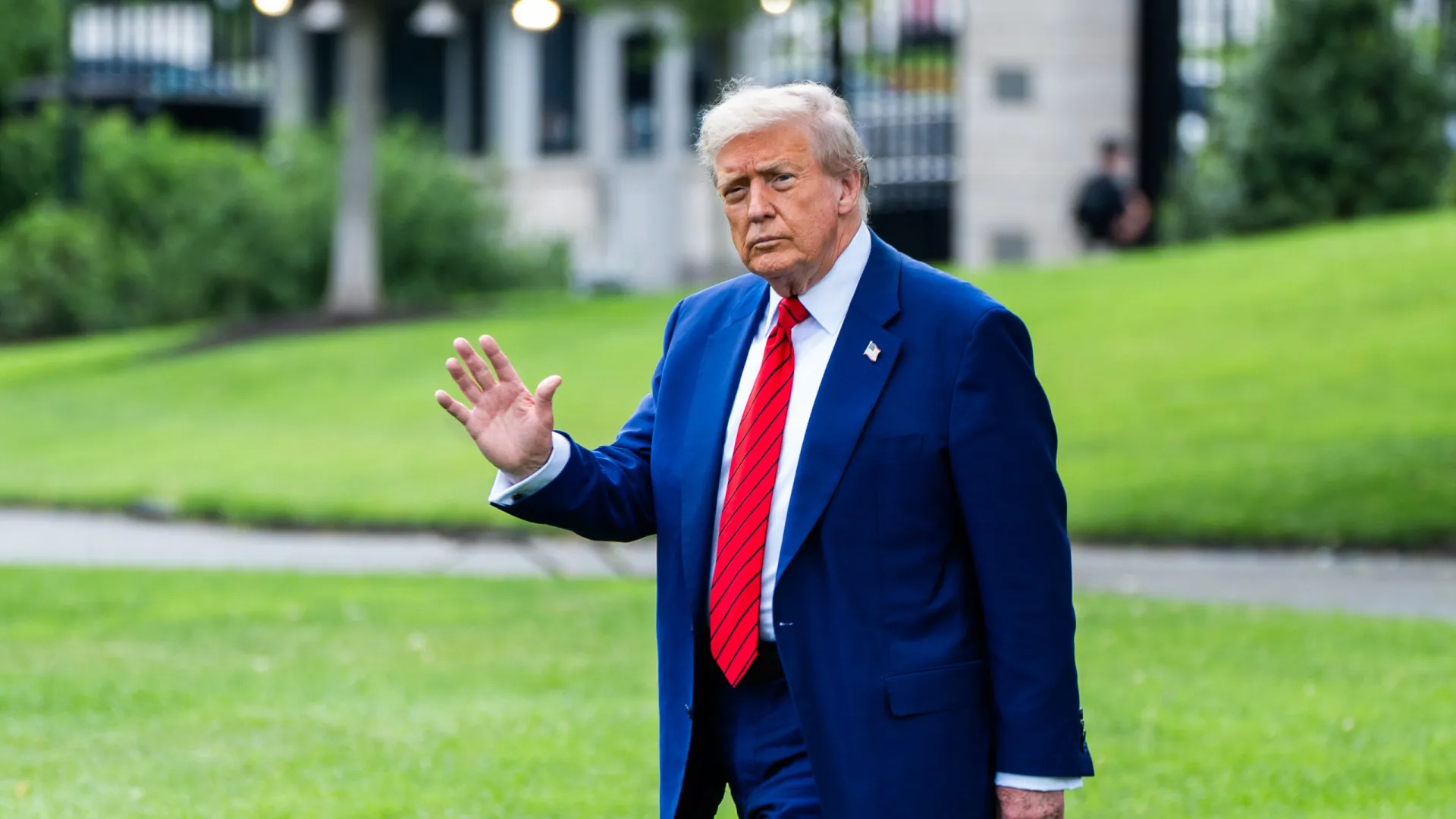 Apoio político de Trump se torna 'desgraça' para aliados estrangeiros