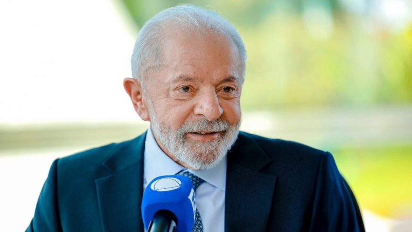 Não vale esconder chapeuzinho do Trump, diz Lula a Tarcísio