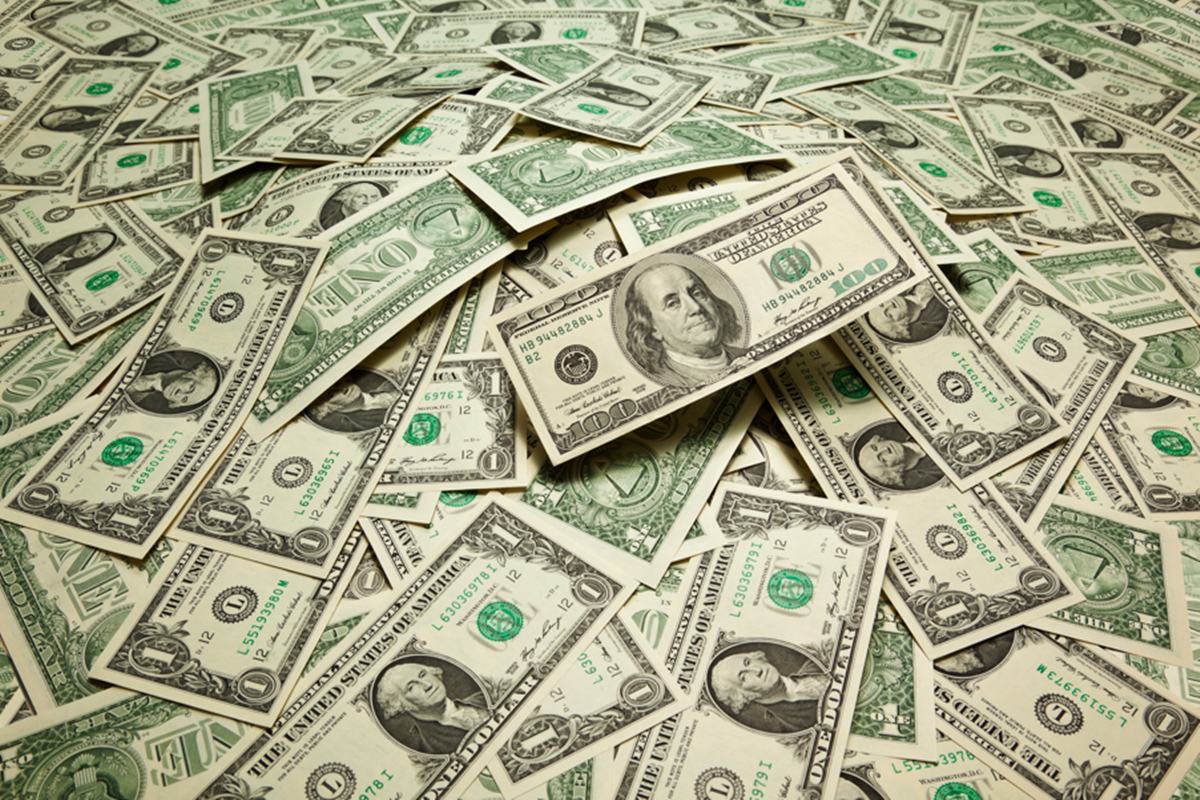 Dólar opera estável e Bolsa cai com tarifas de Trump e PIB da China
