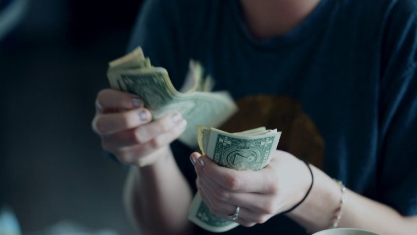 Sob efeito do tarifaço, dólar tem 4ª alta seguida e atinge R$ 5,584