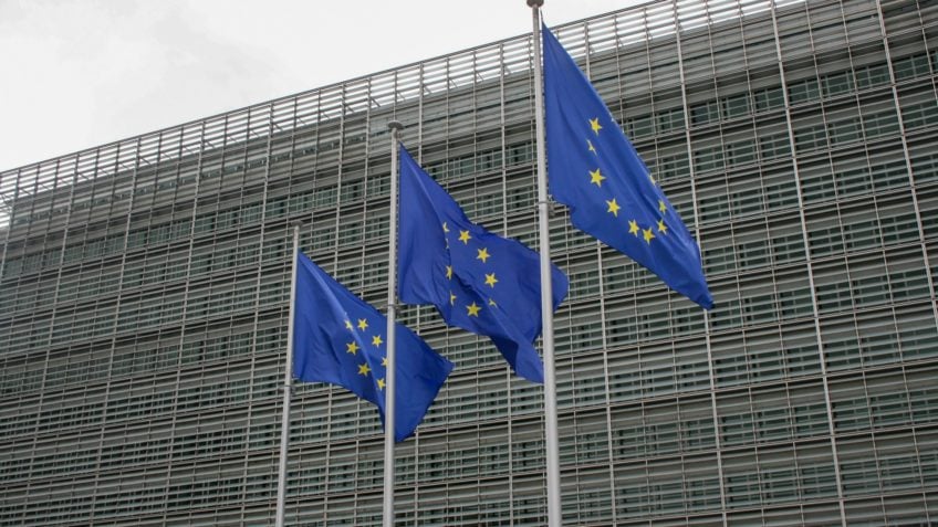 União Europeia diz que tarifa de 30% dos EUA é "inaceitável"
