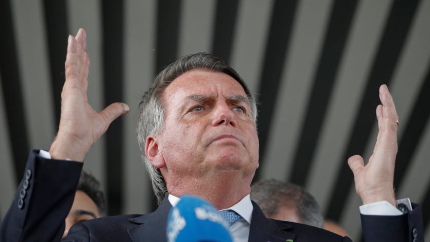 PGR usa 137 páginas para Bolsonaro e 17 para Augusto Heleno
