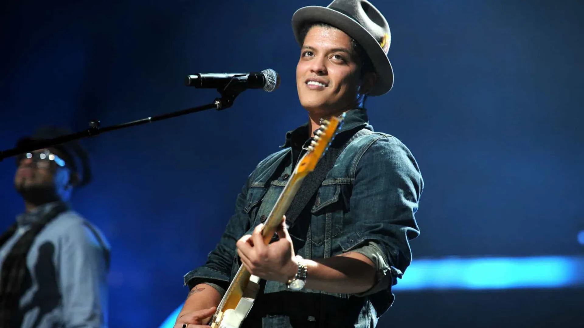 Bruninho Mars aparece de surpresa em show e brinca: "Quase sem dívidas"