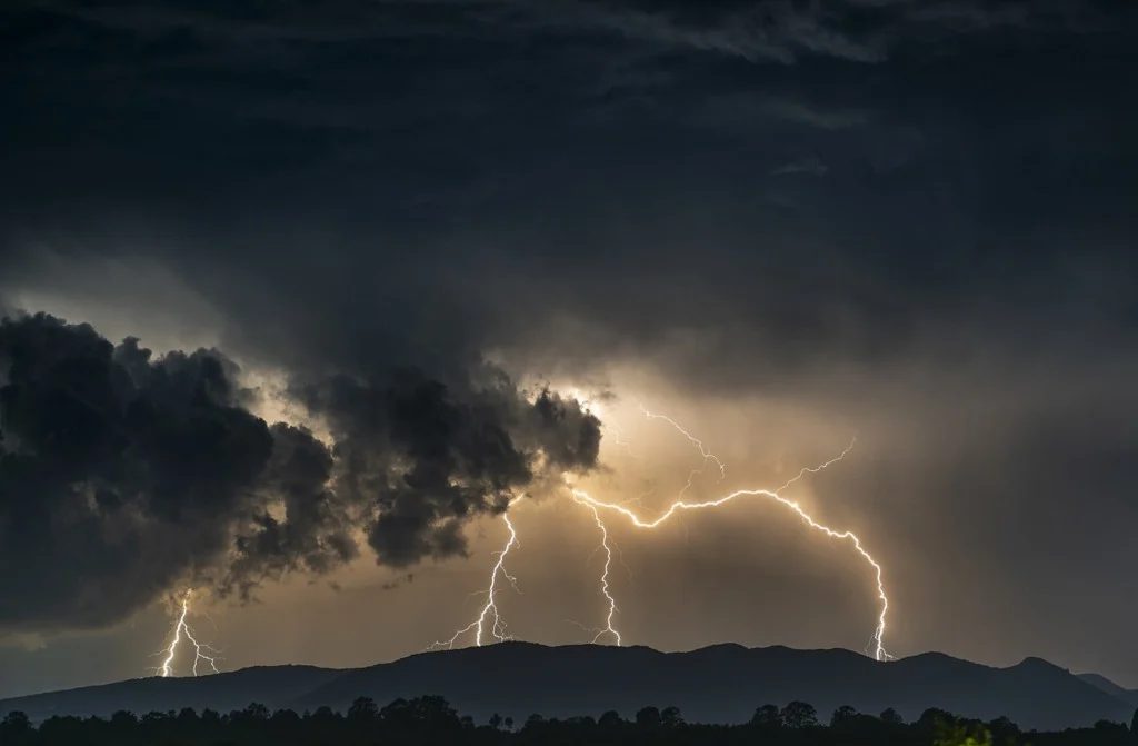 Previsão do tempo: pancadas de chuva em parte do país e clima seco em três regiões