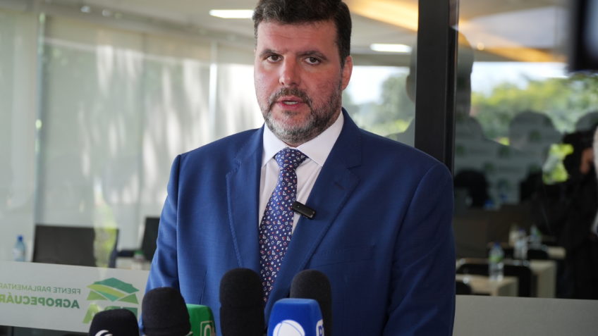 Eduardo age sozinho nos EUA, diz líder da bancada do agro