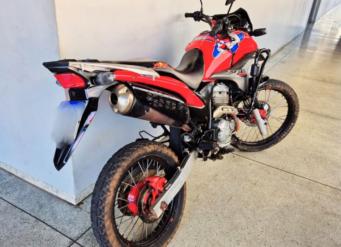 Polícia Militar recupera motocicleta furtada e prende faccionado em Barra do Garças