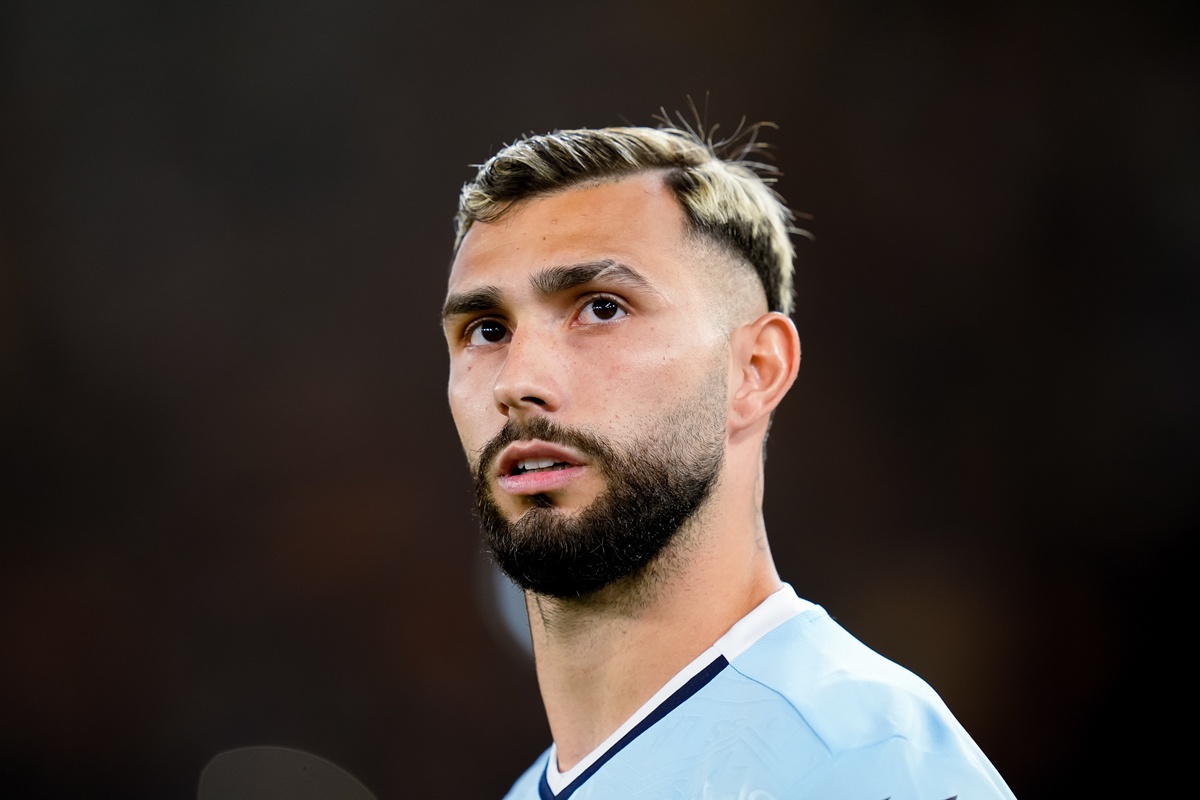 Castellanos, alvo do Flamengo, deixa treino da Lazio após sentir lesão