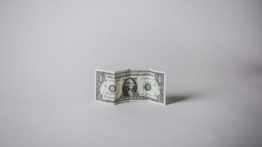 Dólar cai para R$ 5,558 com negociações de tarifas no radar