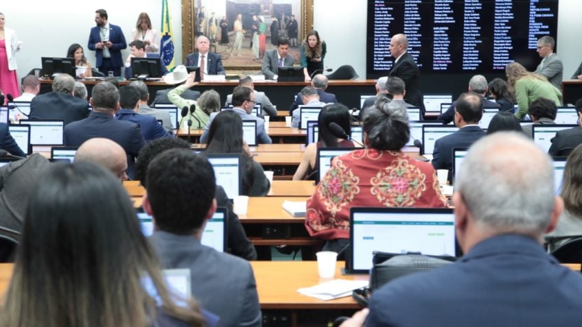 CCJ aprova PEC da segurança e retira poder exclusivo da União