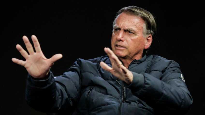 Jair Bolsonaro diz que não cogita sair do Brasil