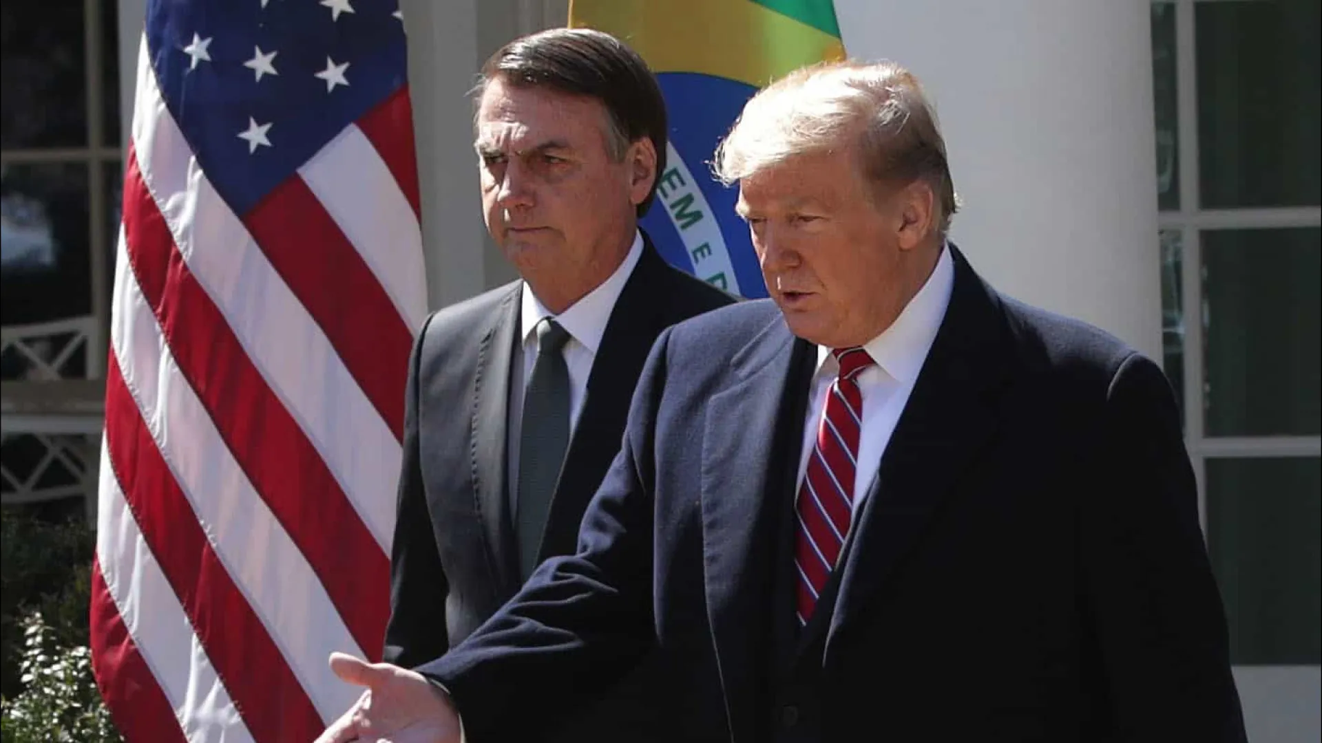 Trump ignora Bolsonaro ao comentar tarifas ao Brasil: 'Não é meu amigo'
