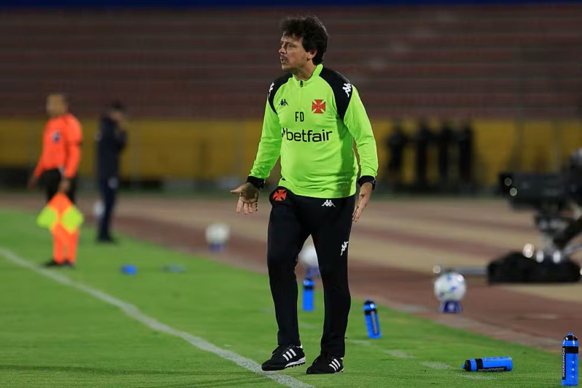 Após goleada, Diniz cita limitações financeiras para contratações
