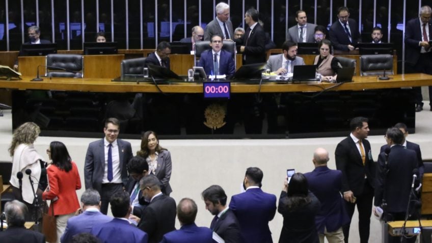 Saiba como votaram os deputados na PEC que atrasa precatórios