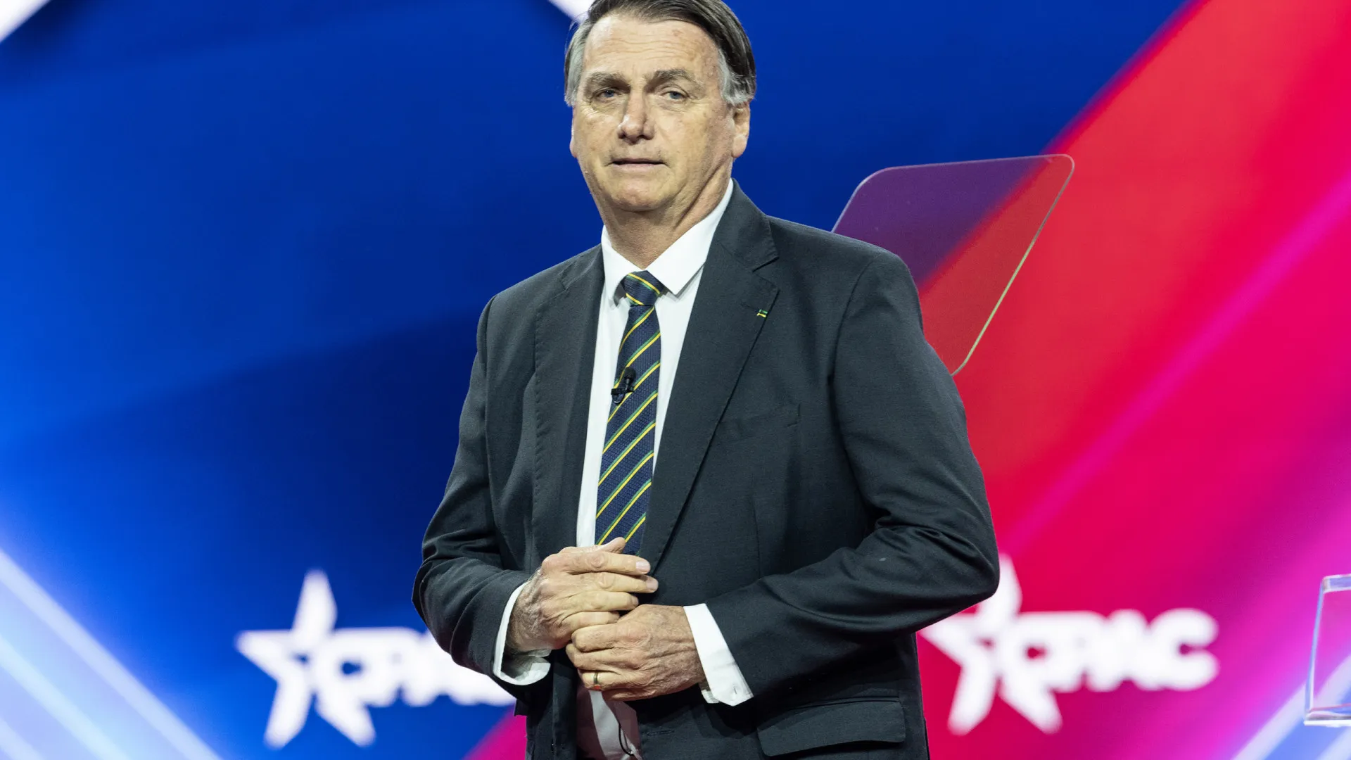Bolsonaro diz ter paixão por Trump, pede 'liberdade' para falar com ele e nega ação de Eduardo