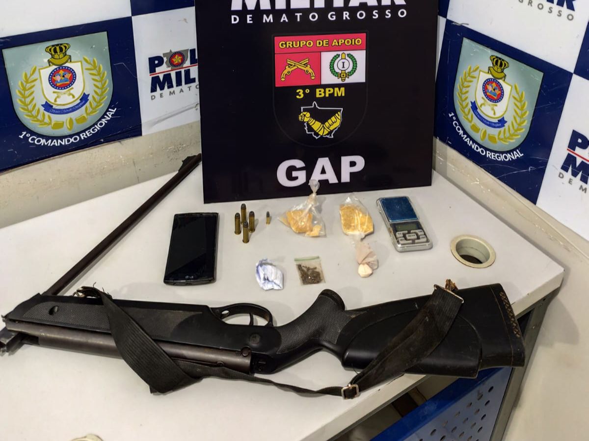 Polícia Militar prende casal com arma de fogo e drogas dentro de residência