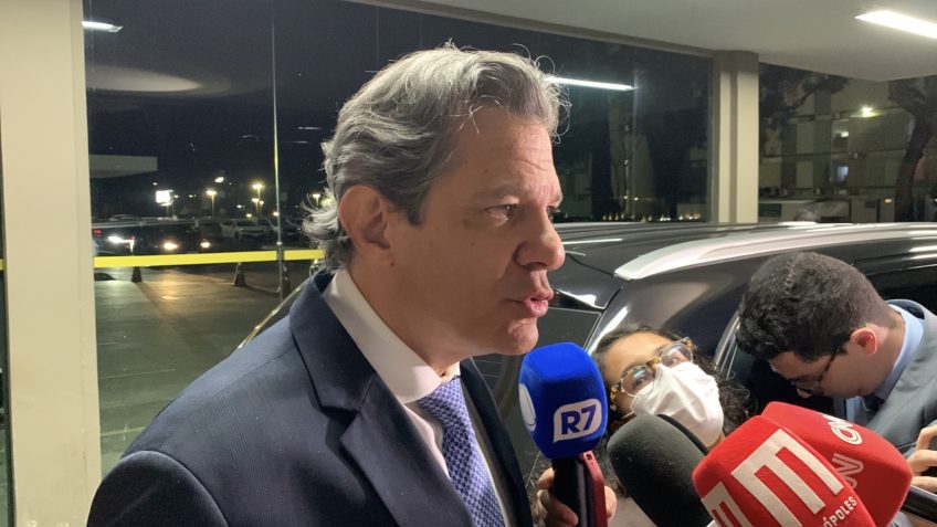 Haddad diz que governo vai recompor saída de risco sacado do IOF