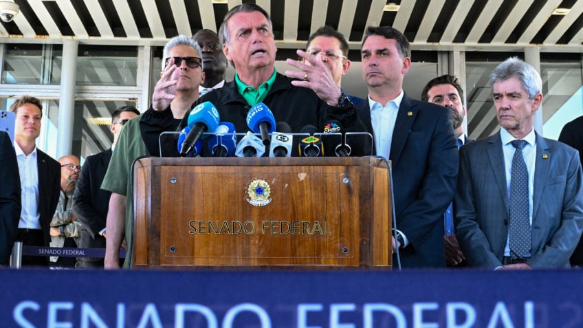 Bolsonaro diz que Michelle disputará vaga no Senado em 2026
