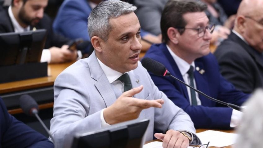 Moraes derrubou o "Congresso inteiro" ao permitir IOF, diz Gayer