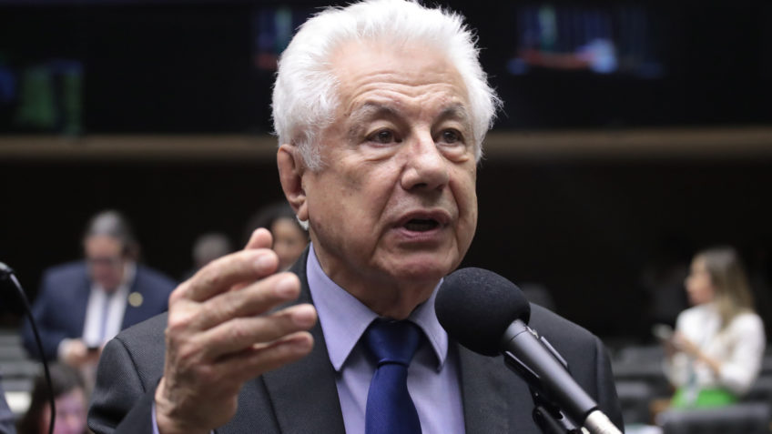 Deputado do PT que apoiou licenciamento corrige voto na Câmara