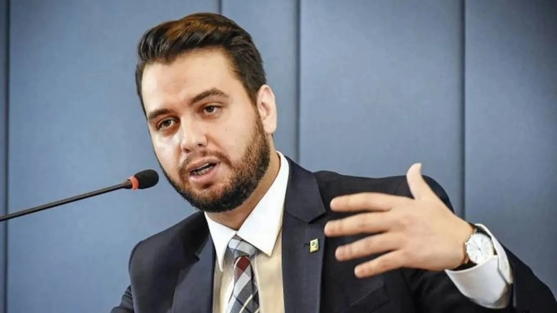 Controvérsia sobre ida de Filipe Martins aos EUA tem vaivém e gera contestação