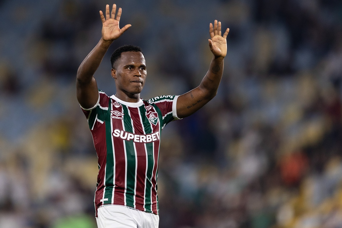 Vídeo: Jhon Árias é ovacionado pela torcida do Flu após derrota