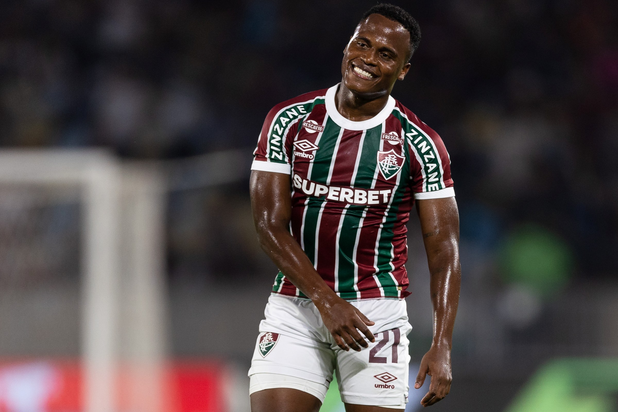 Em despedida de Arias, Cruzeiro vence Fluminense e vira líder