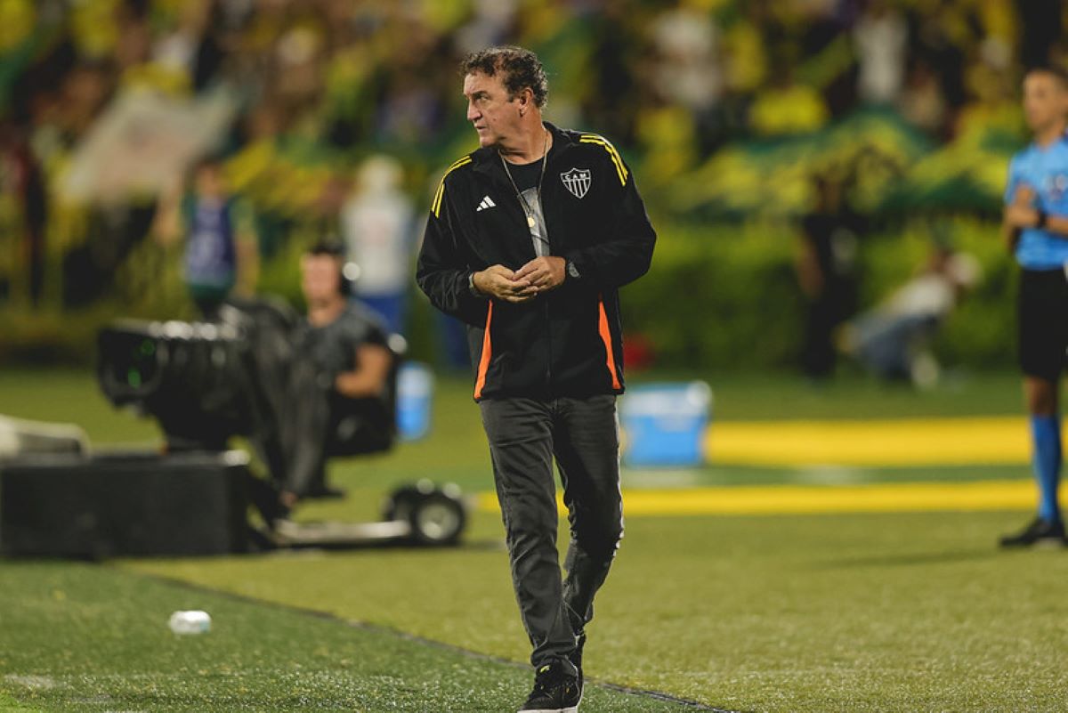 Cuca diz que Atlético-MG melhorou após expulsão: “Sofreu menos”