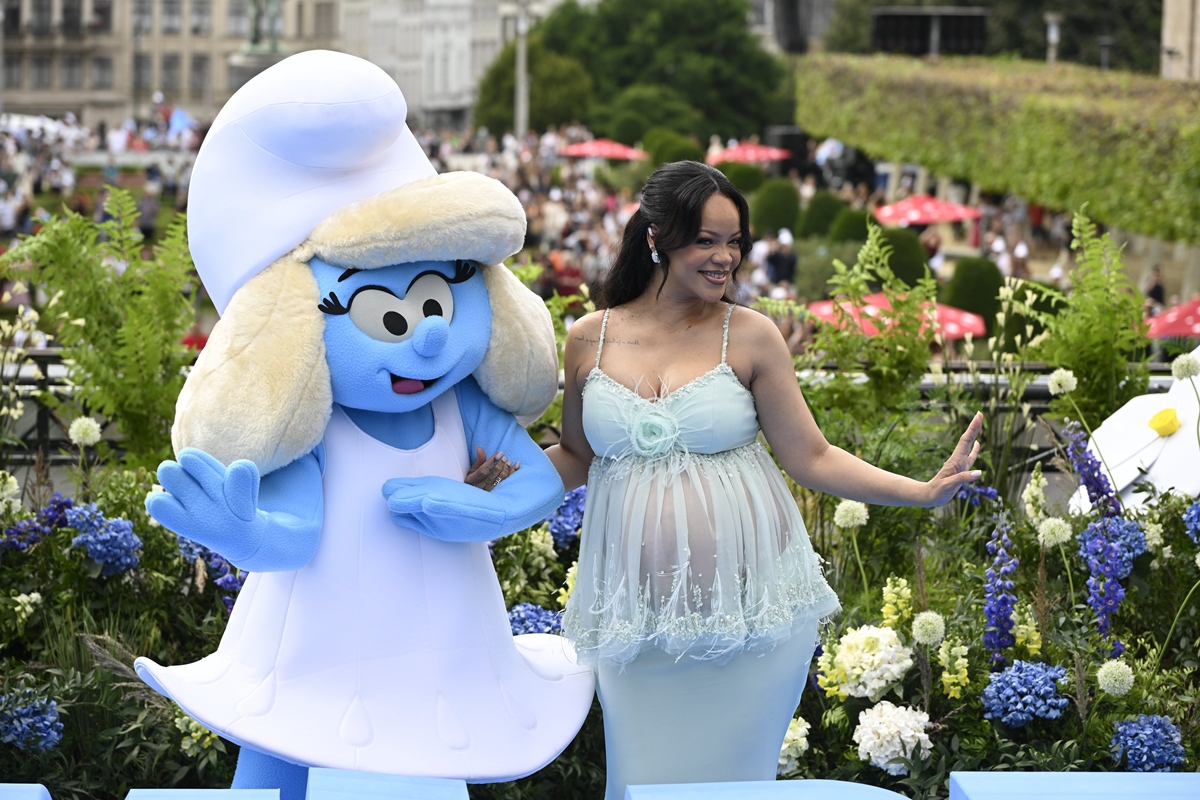 Além Rihanna, lembre outras grandes cantoras que dublaram a Smurfette